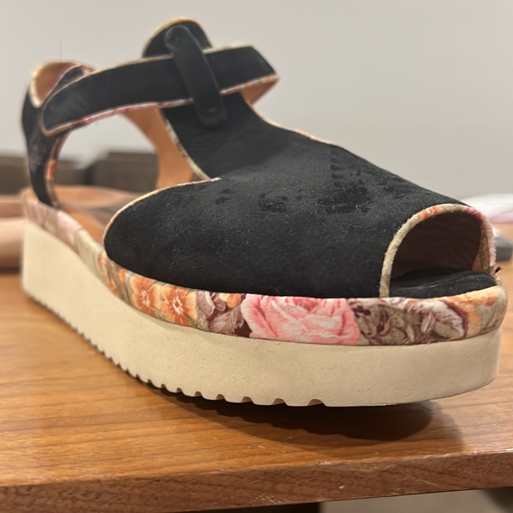 Barley used L’Amour sandals with flower pattern